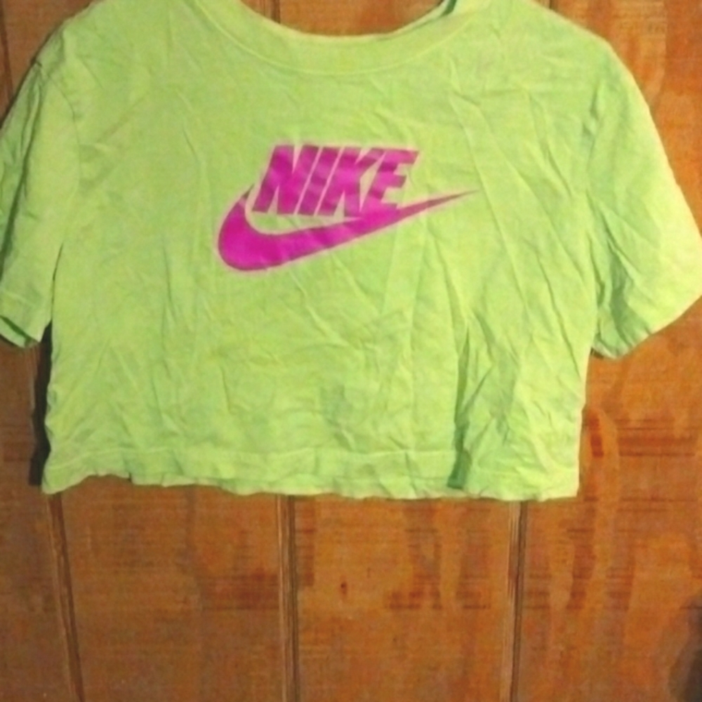Cropped Nike tee